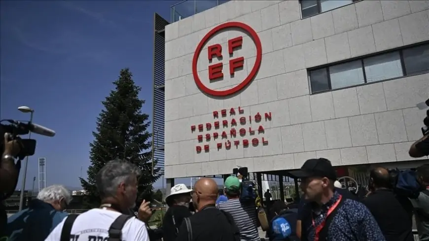 Nëna e kreut të pezulluar të Federatës Spanjolle të Futbollit hyn në grevë urie