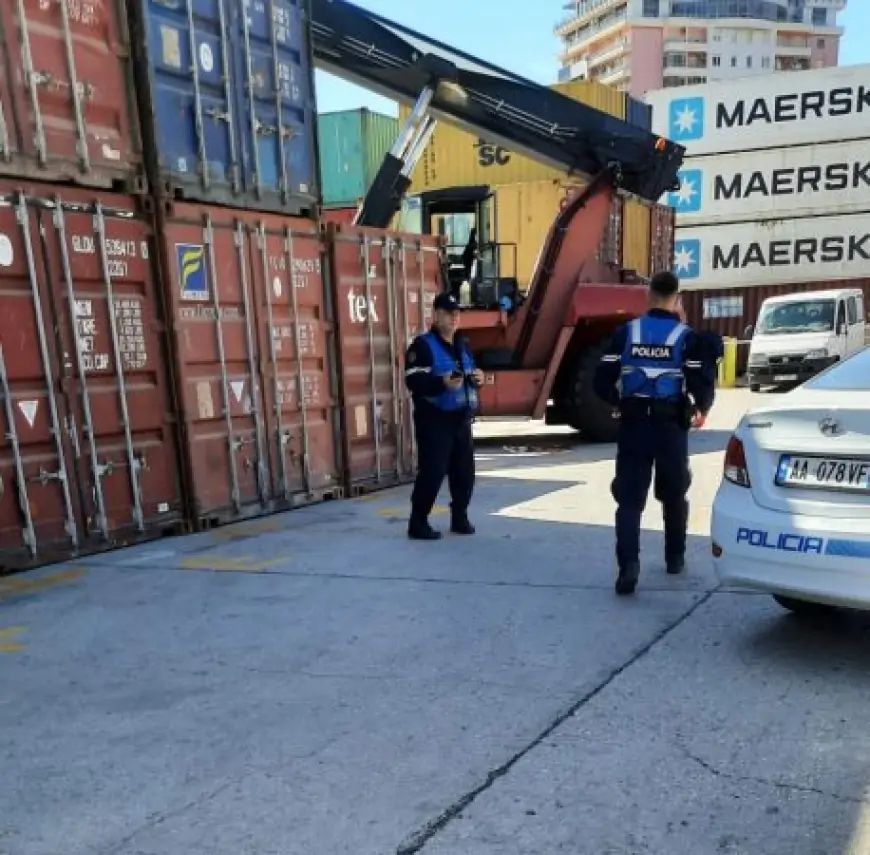 Ndalohet furgoni me targa angleze në Portin e Durrësit, gjenden 8 pistoleta