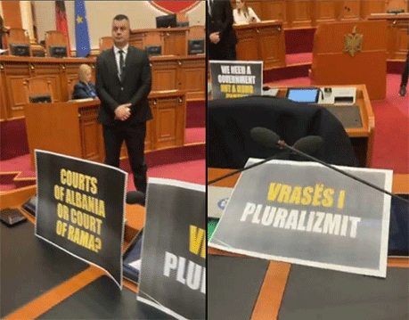 Deputetët e opozitës me pankarta në Kuvend: Na ktheni atë që është e jona!