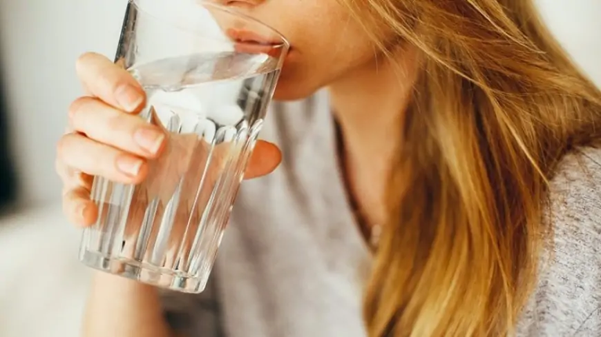 Ja përse nuk duhet të pini ujë gjatë ngrënies së ushqimit