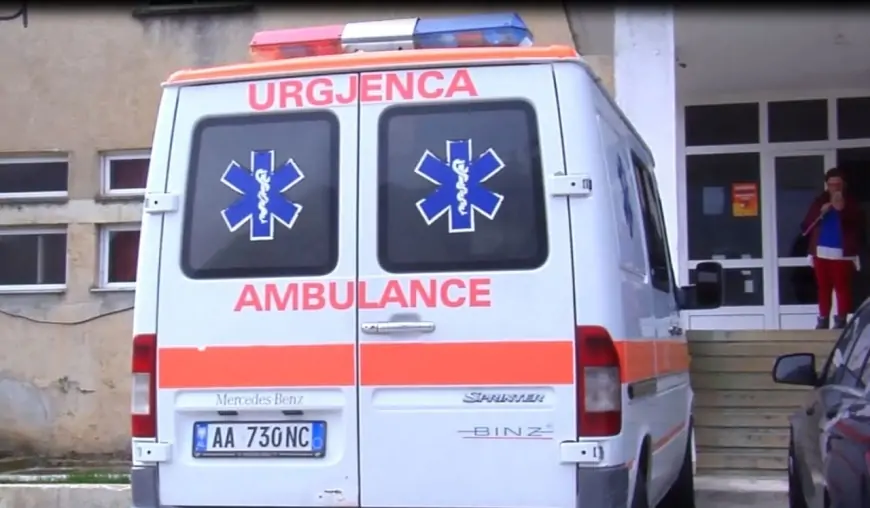 Kuçovë/ E zë poshtë makina që po riparonte, 40-vjeçari përfundon në spital