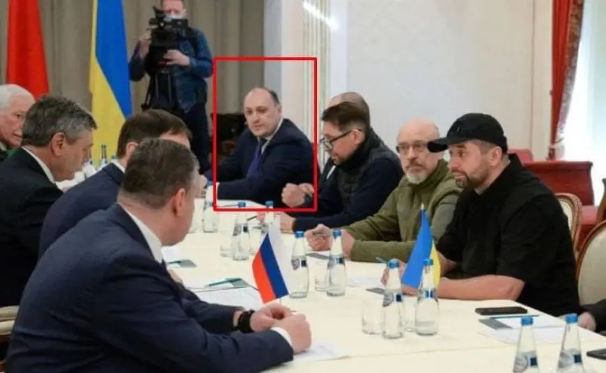 Kievi vret negociatorin e saj/ Ishte spiun i Rusisë, i pranishëm në raundin e parë të bisedimeve me Moskën