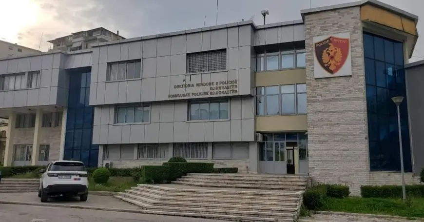 LAJMI FUNDIT/ Gjirokastër- Transportonte 9 emigrantë të paligjshëm, shpallet në kërkim 36-vjeçari